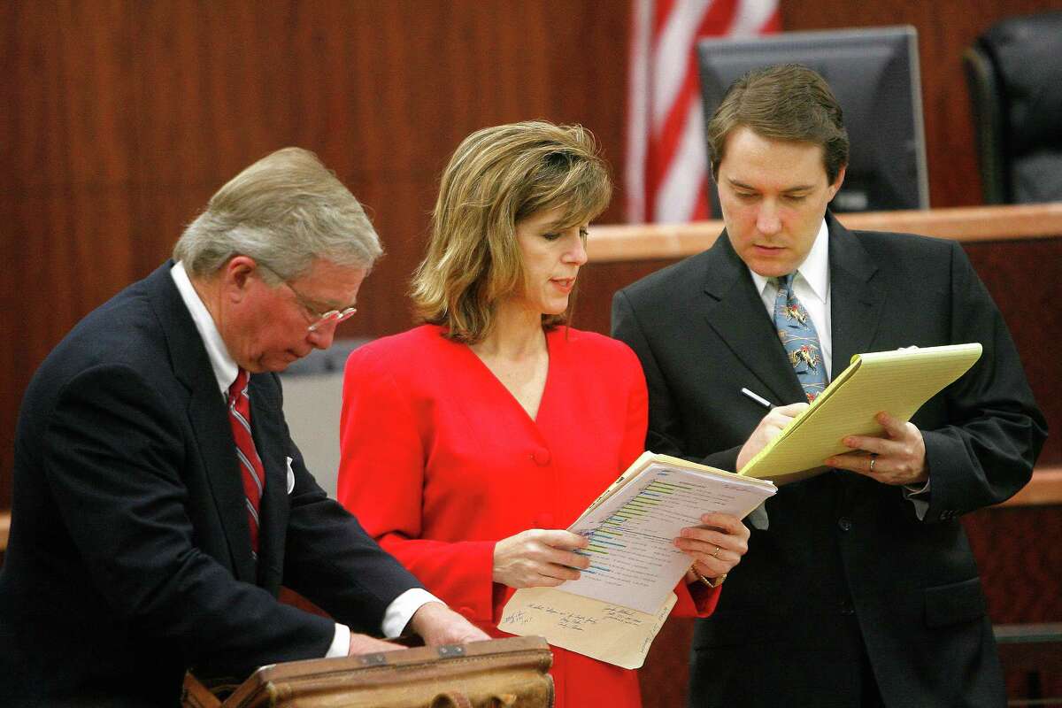 Prosecutor Kelly Siegler confers in 2007 with defense attorneys Dick DeGuerin, left, and Neal Davis. ﻿