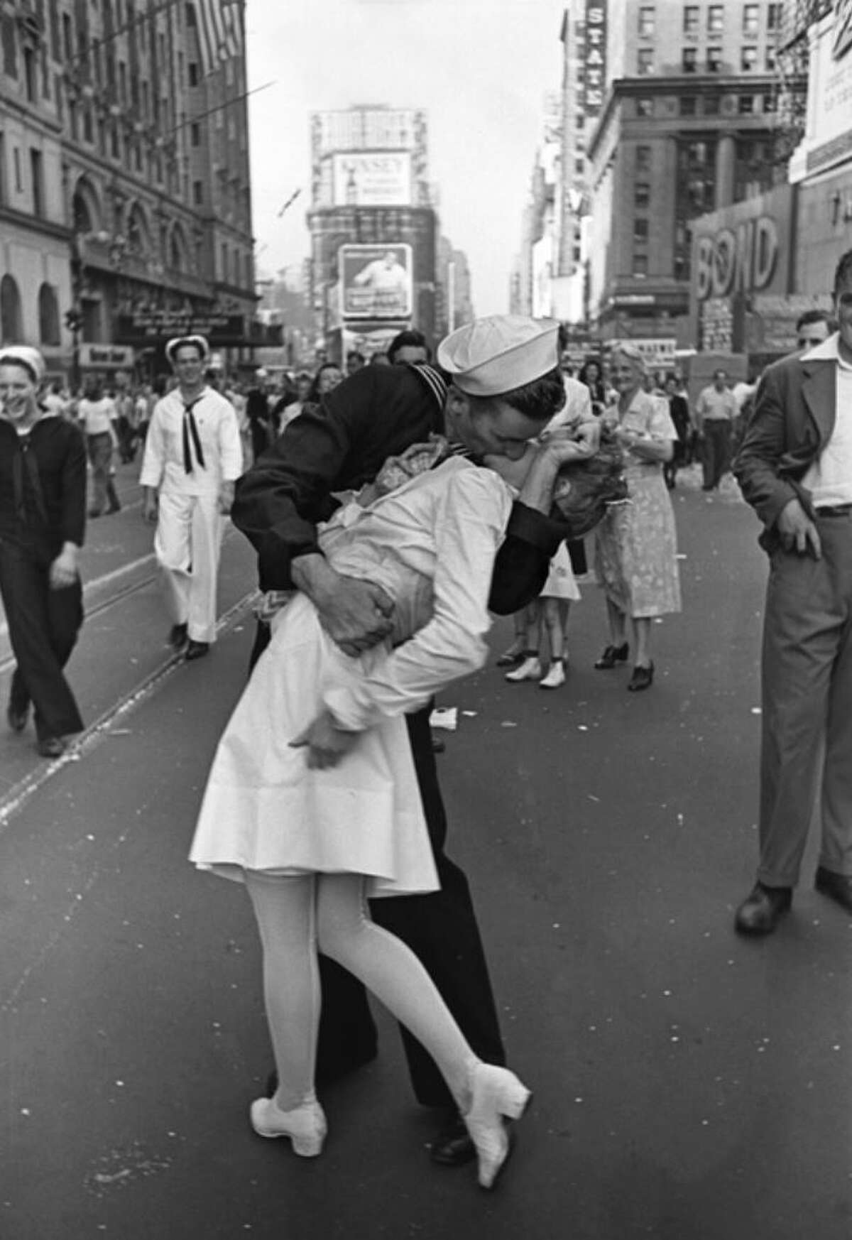 A group of physicists determine the precise time the iconic VJ Day photo was taken.