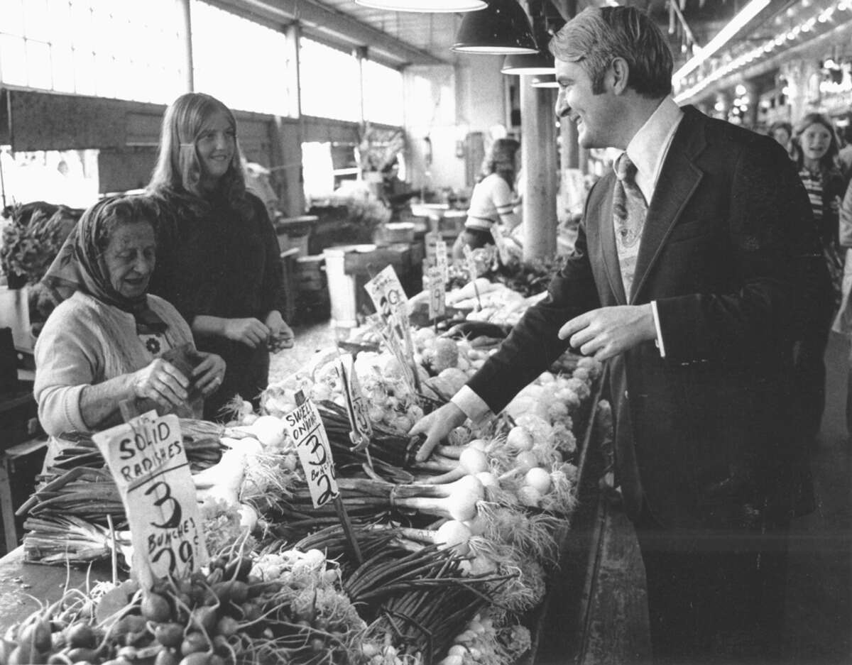 Seattle Mayor Wes Uhlman, pictured speaking with vendors on Aug. 17, 1972.