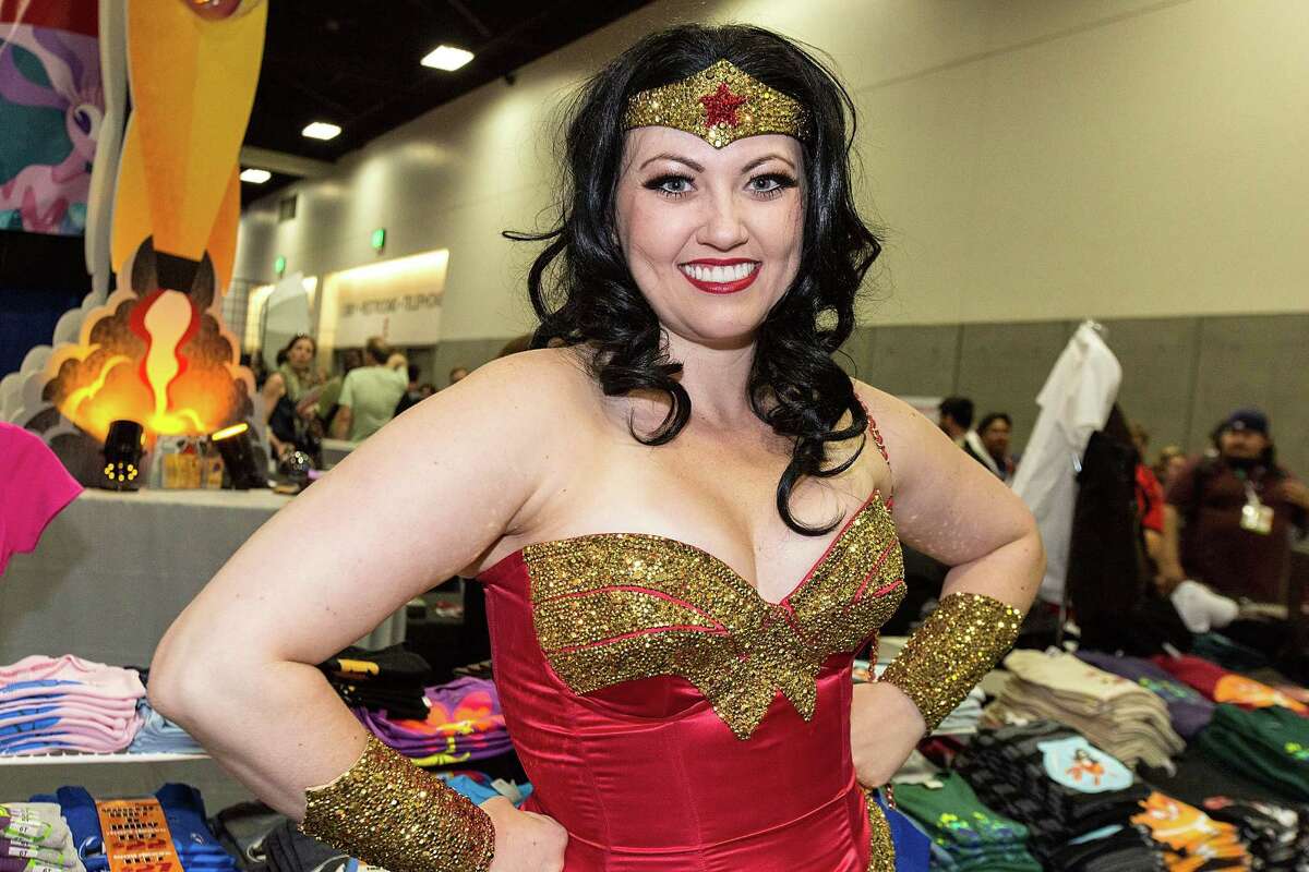  Actress/model Bernadette Bentley, dressed as burlesque Wonder Woman, attends Preview Night at San Diego Comic-Con 