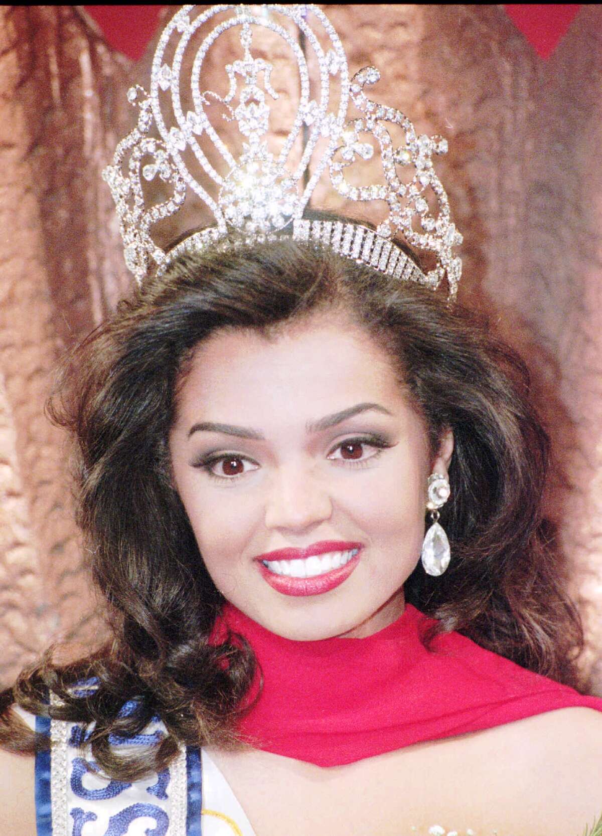 Chelsi Smith, 1995 Miss Universe from Texas, dies at age 45