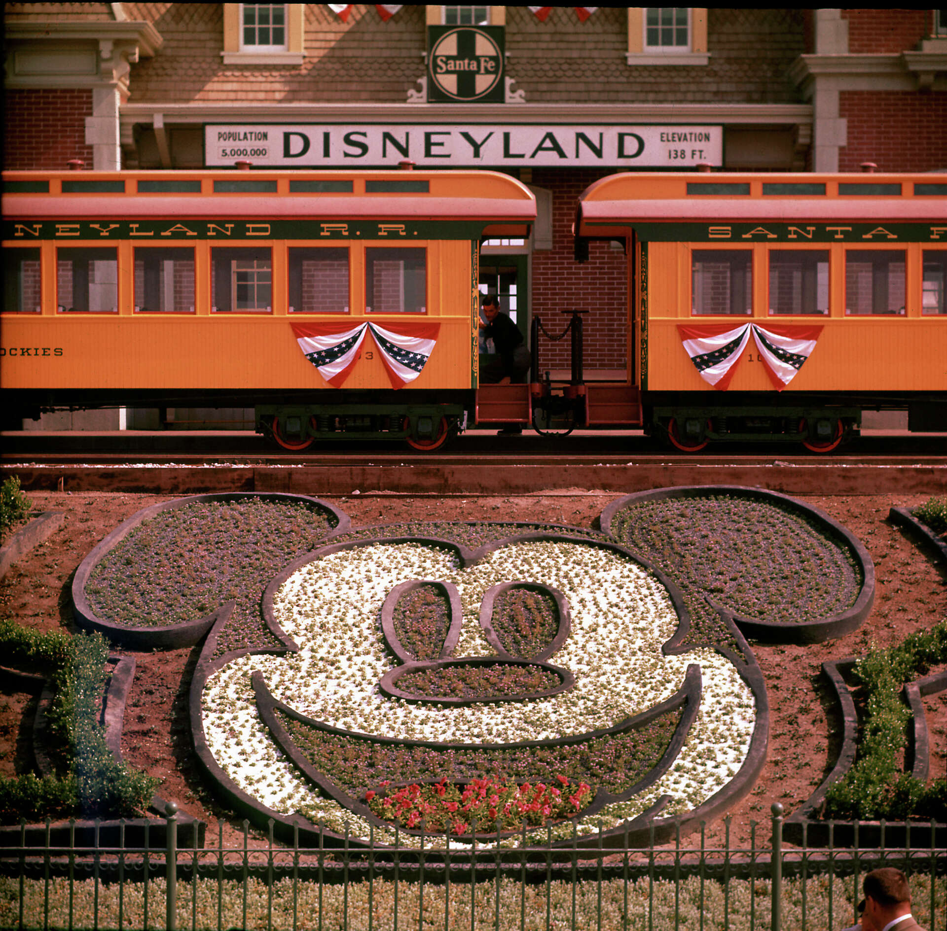 See rare color photos from Disneyland's opening