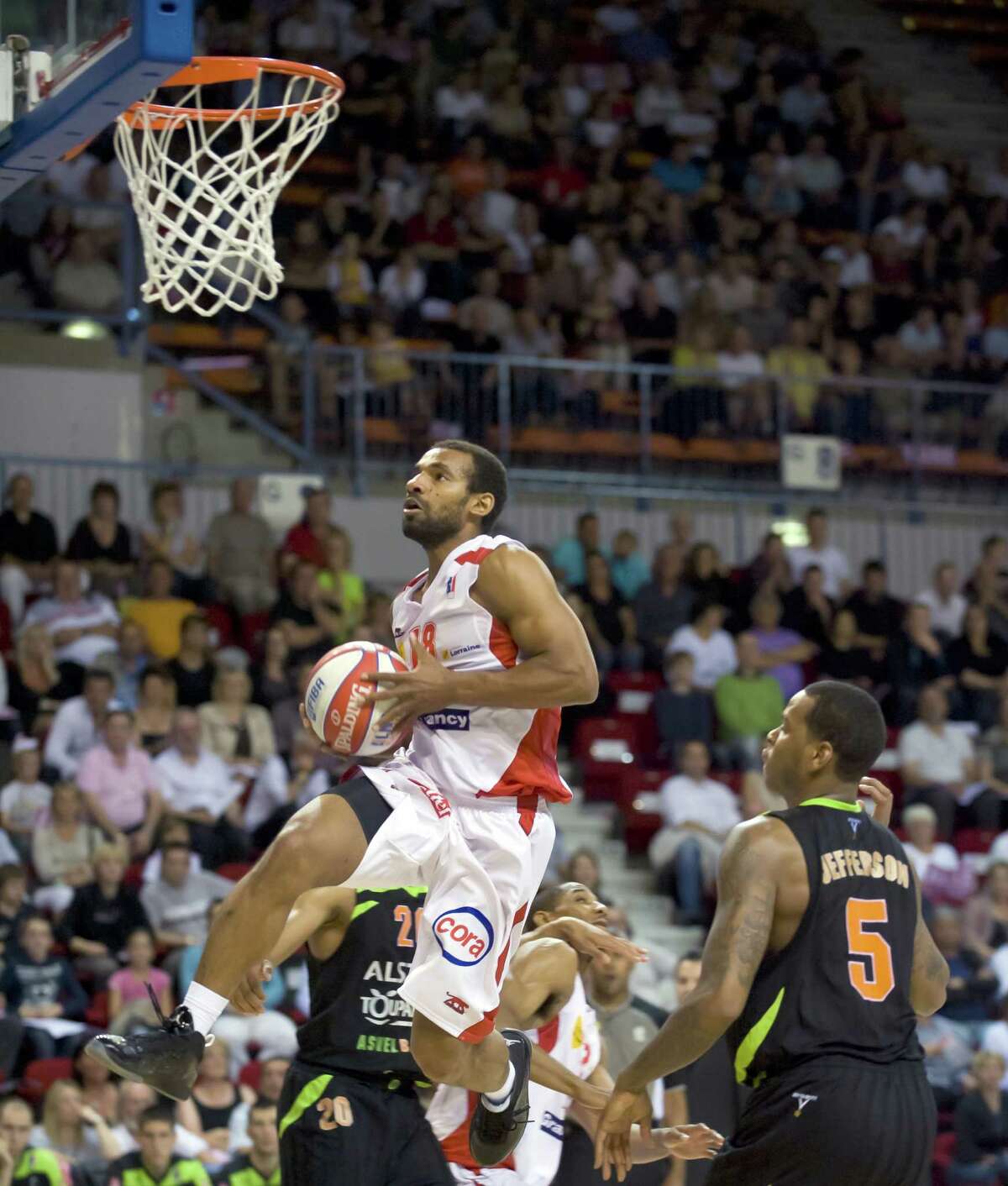 Nancy's US point guard Willie Deane (L) goes to the basket past Asvel's US forward Davon Jefferson(R) during the first leg of their French ProA basketball playoffs semi-finals match Nancy vs Lyon-Villeurbanne, on May 28th, 2010 at Jean Weille Gymnasium in Nancy. Nancy won 109-93. AFP PHOTO/JEAN-CHRISTOPHE VERHAEGEN (Photo credit should read JEAN-CHRISTOPHE VERHAEGEN/AFP/Getty Images)