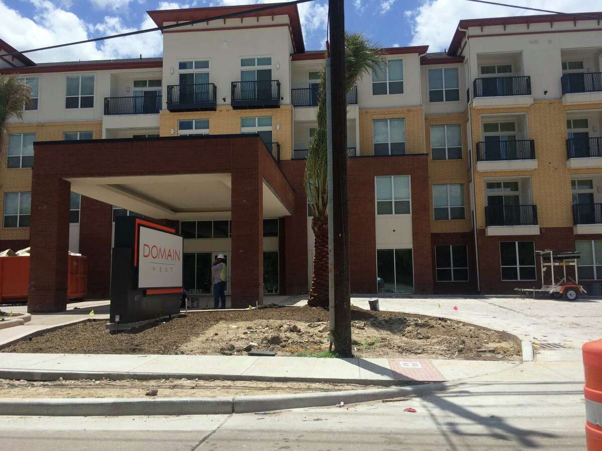 Openair parking garage makes neighbors cringe