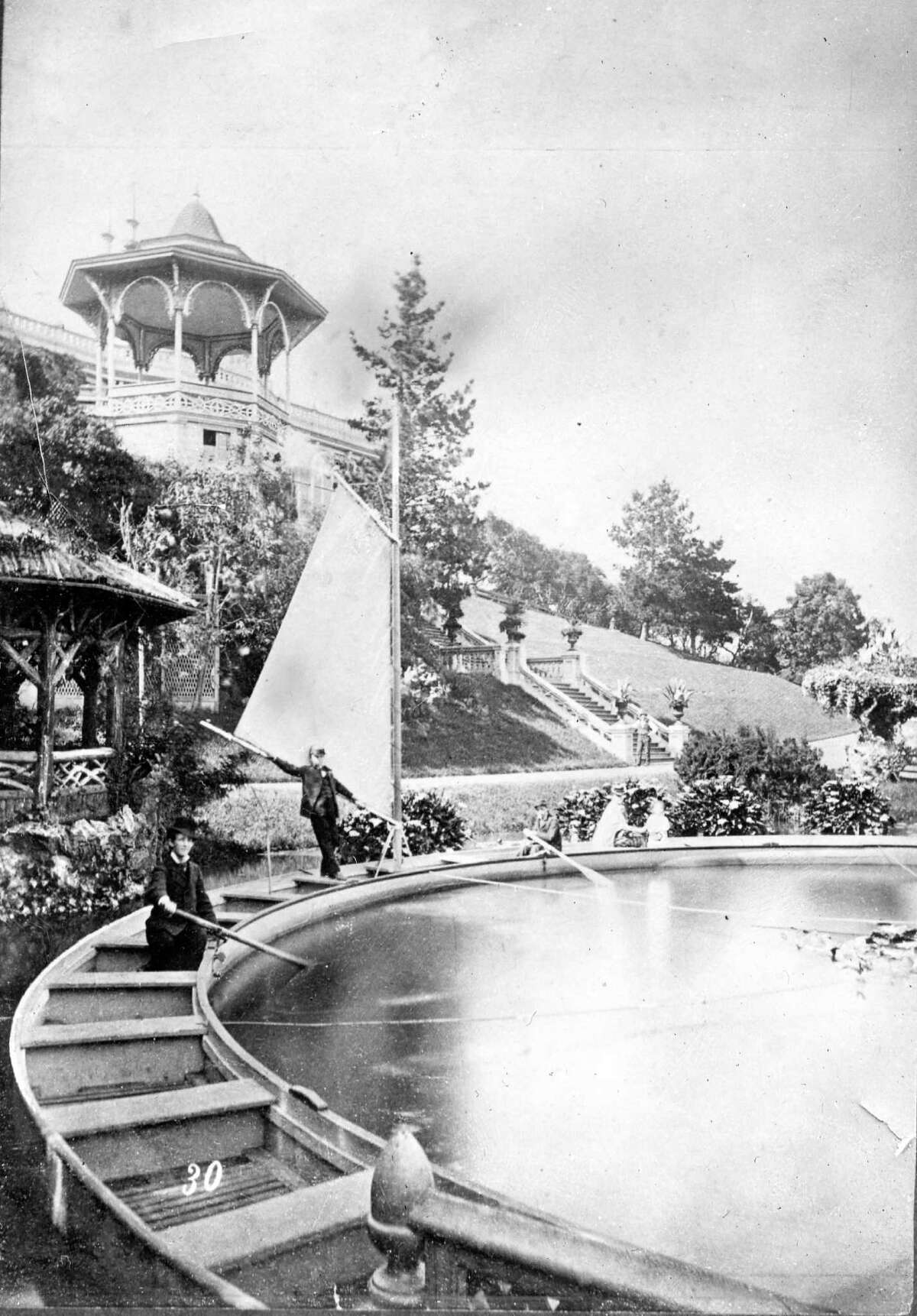 19世纪后期:在伍德沃德花园的水上游乐设施，这是旧金山教会区的游乐园。