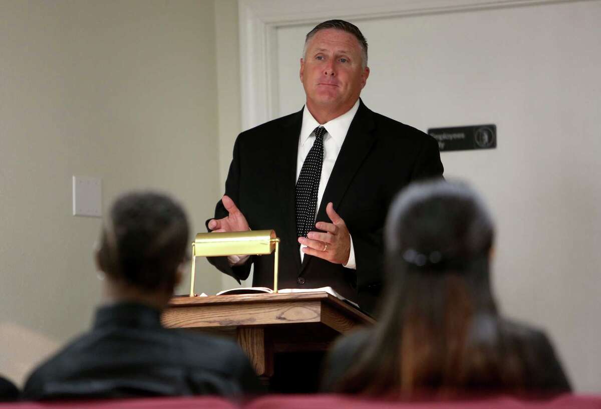 At countyfunded funerals, 15minute sermons set the stage for eternity