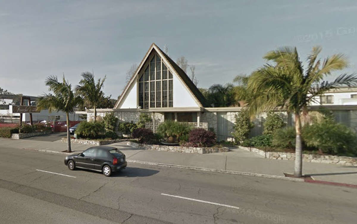 A teen died crashing into a palm tree and Fouche’s Hudson Funeral Home in Oakland late Monday.