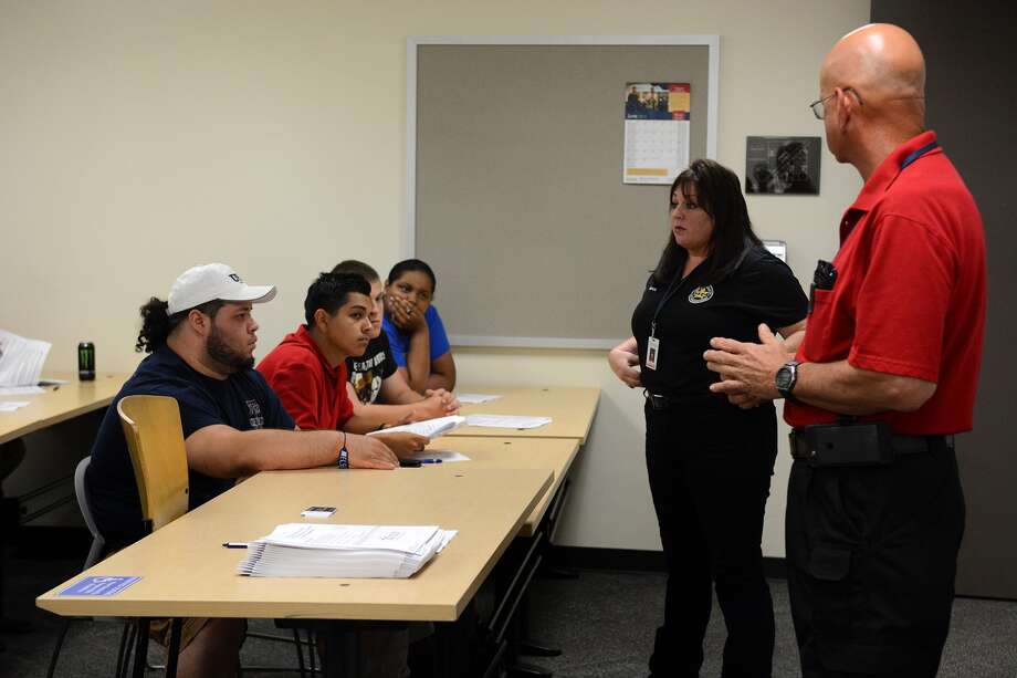 college law academy helps fill police ranks houston chroniclelachelle rhoads, center, lone star college law enforcement academy interim director, speaks to