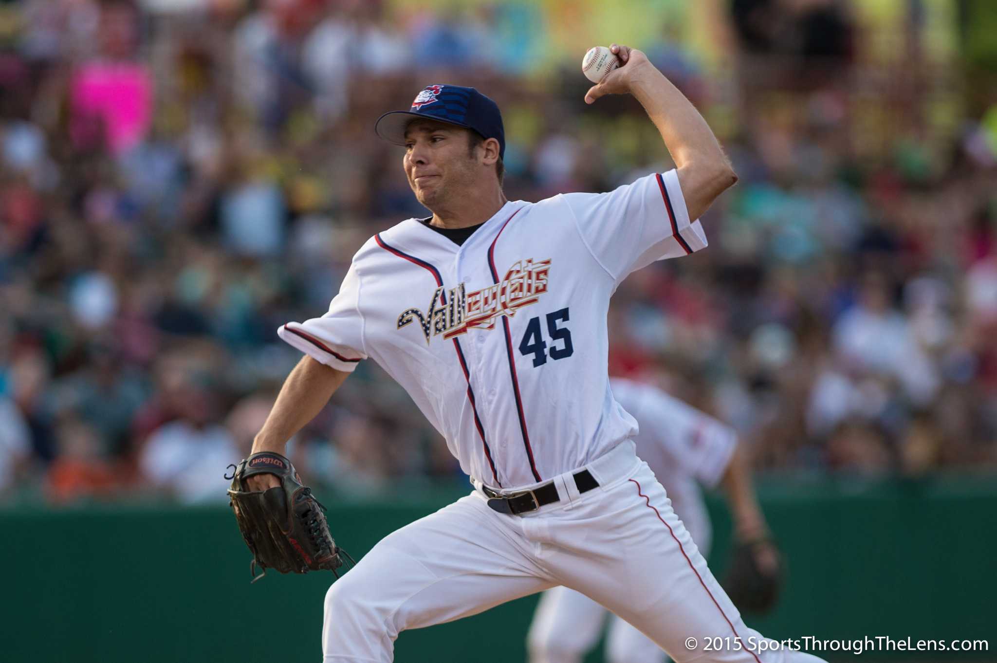 Former All-Star Jay Bell catches up with son, helps ValleyCats