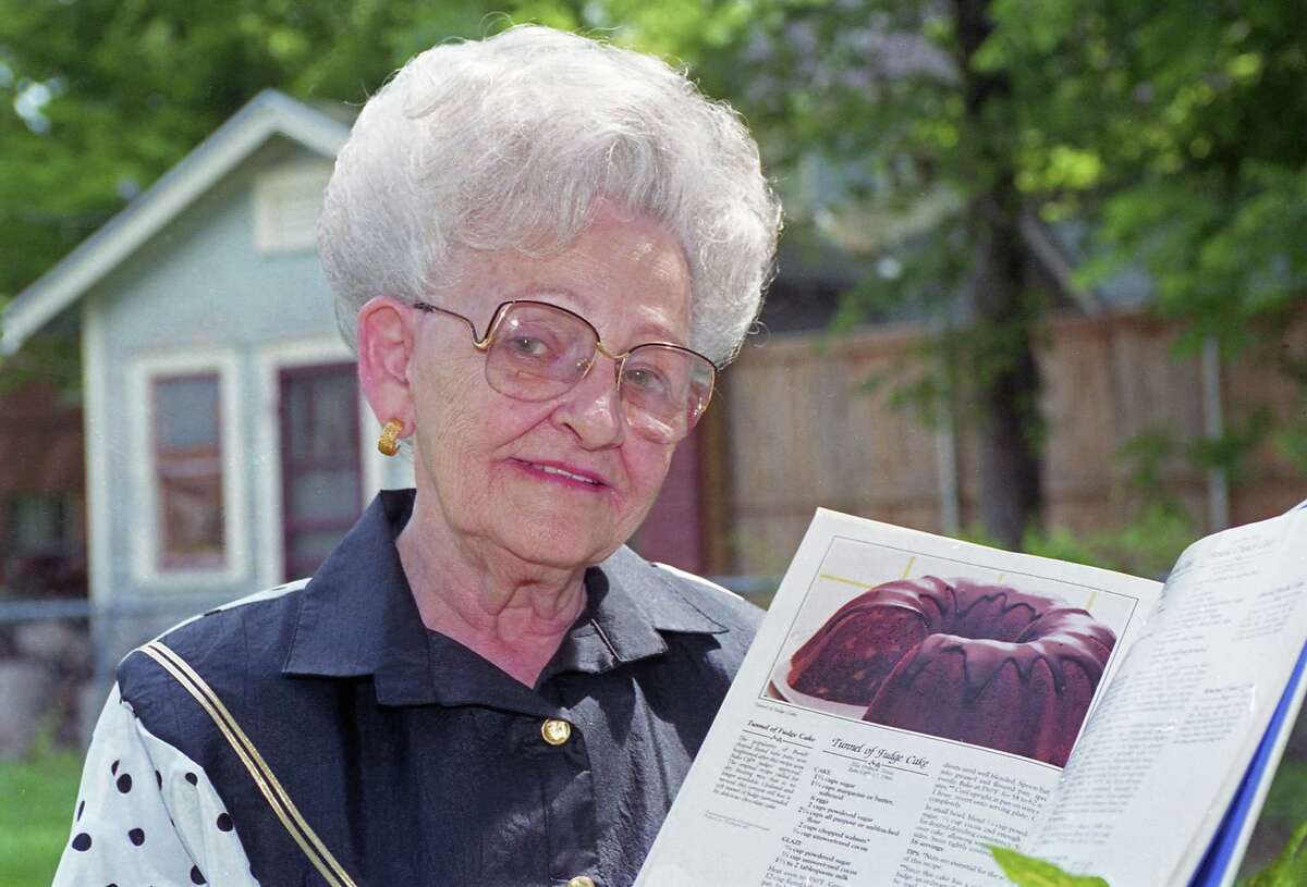 05/07/1993 - Ella Rita Helfrich, creator of the Tunnel of Fudge Cake. Helfrich won second place with the cake in the 1966 Pillsbury Bake-off in San Francisco.