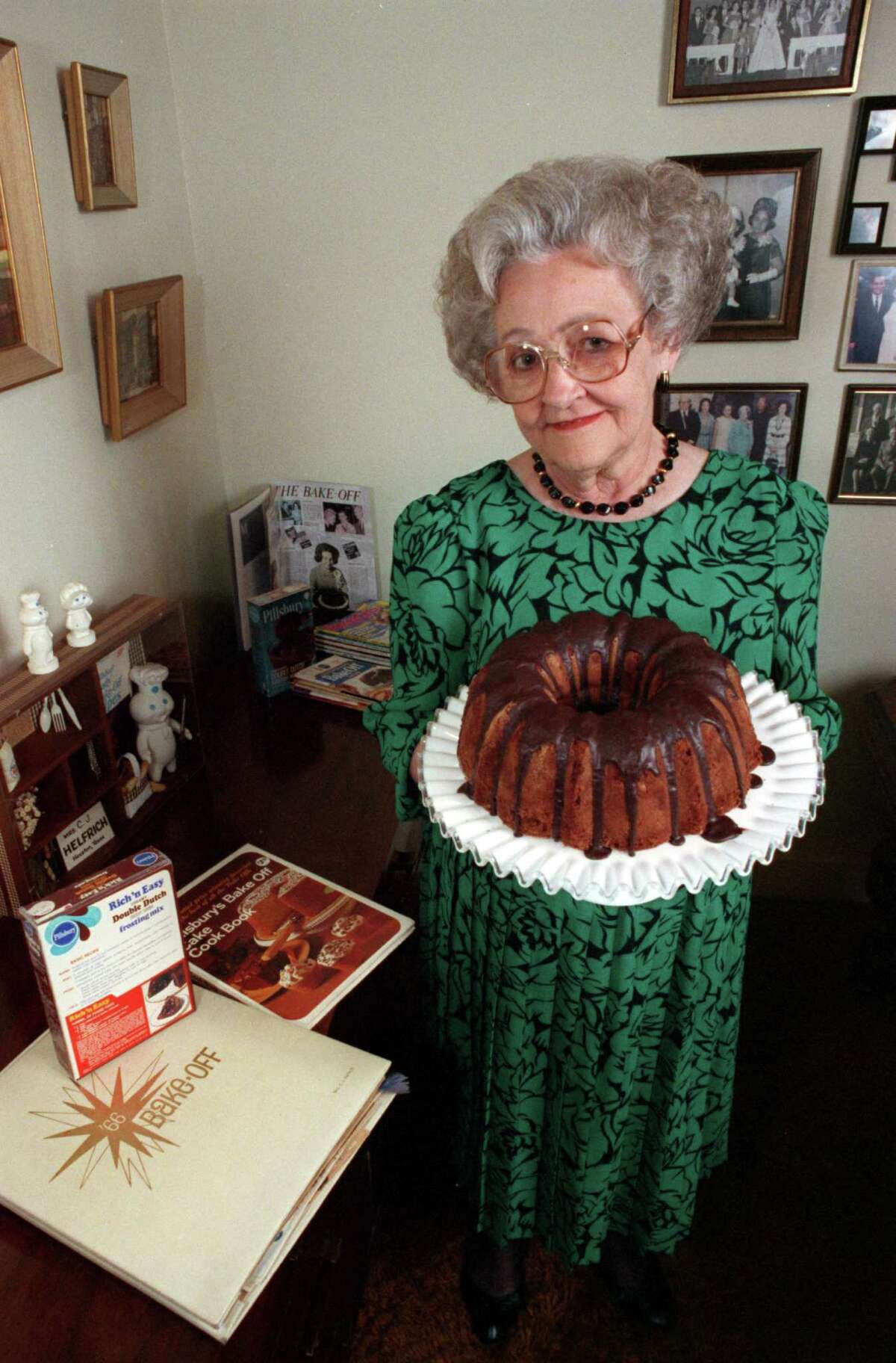 Ella Rita Helfrich and her Tunnel Of Fudge Cake which was a winner in the Pillsbury Bake-Off in 1966. Photographed in 1990.