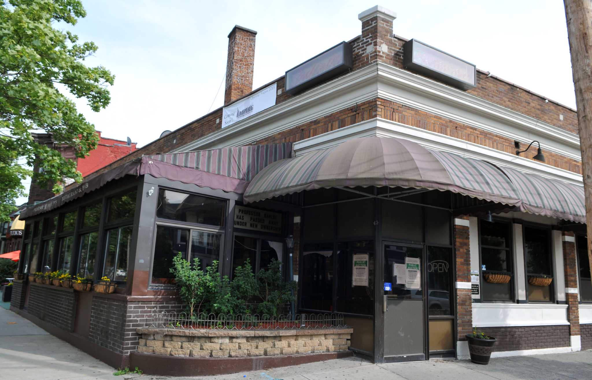 Top bid for Albany's Lamp Post bar building $920G