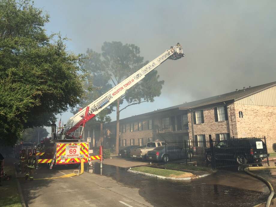 Massive Fire Strikes Nw Houston Apartments Chronicle A Major Fire Broke Out At The Gentry House Apartments On Kempwood Tuesday Photo