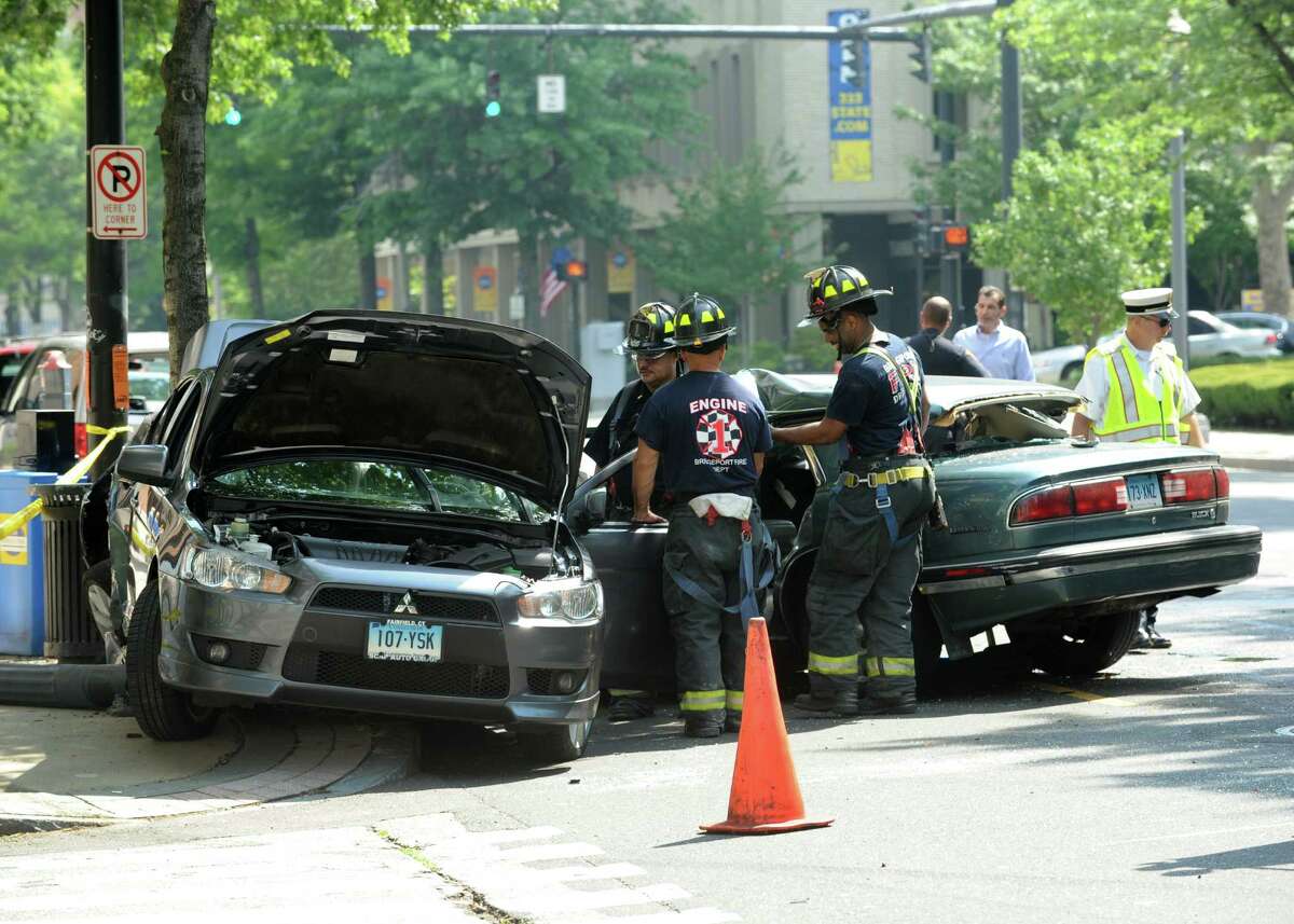Bridgeport crash injures 2, damages 7 vehicles