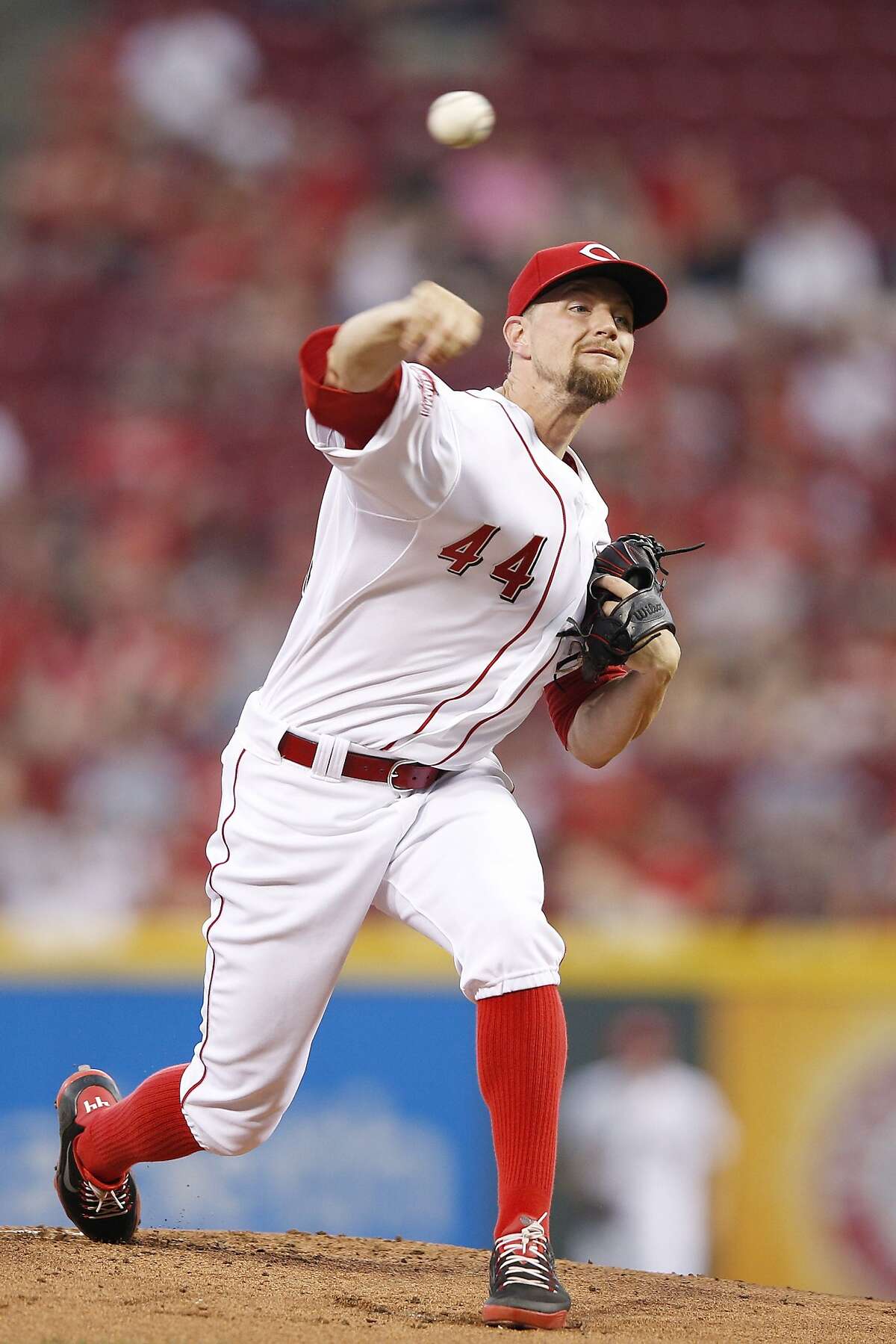 Giants acquire Mike Leake from Reds to bolster rotation