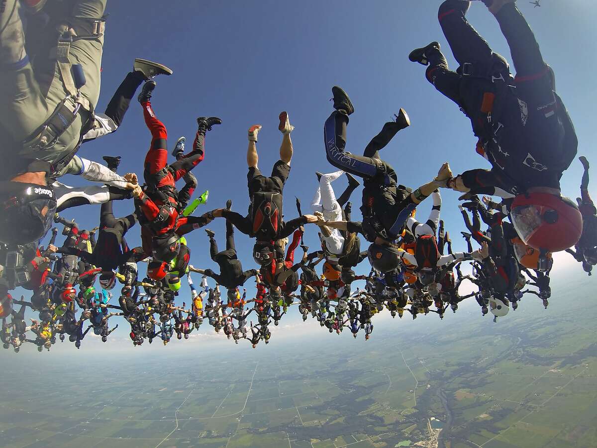 Headdown skydivers smash world record in Illinois