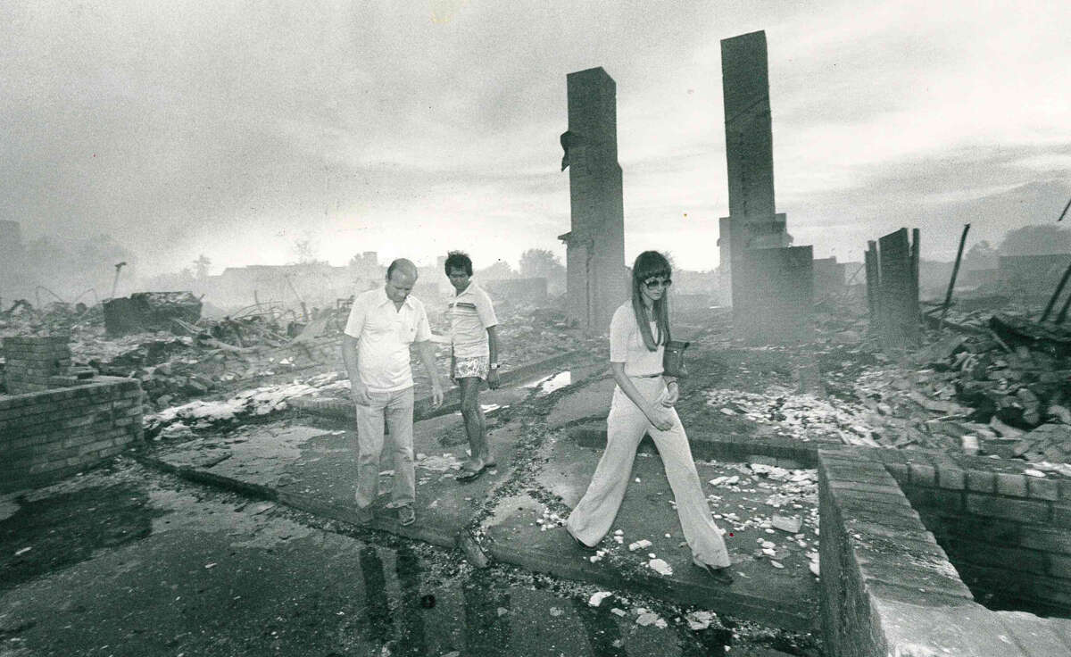 Haven for era's 'swingin' singles,' Woodway Square Apartments burned in