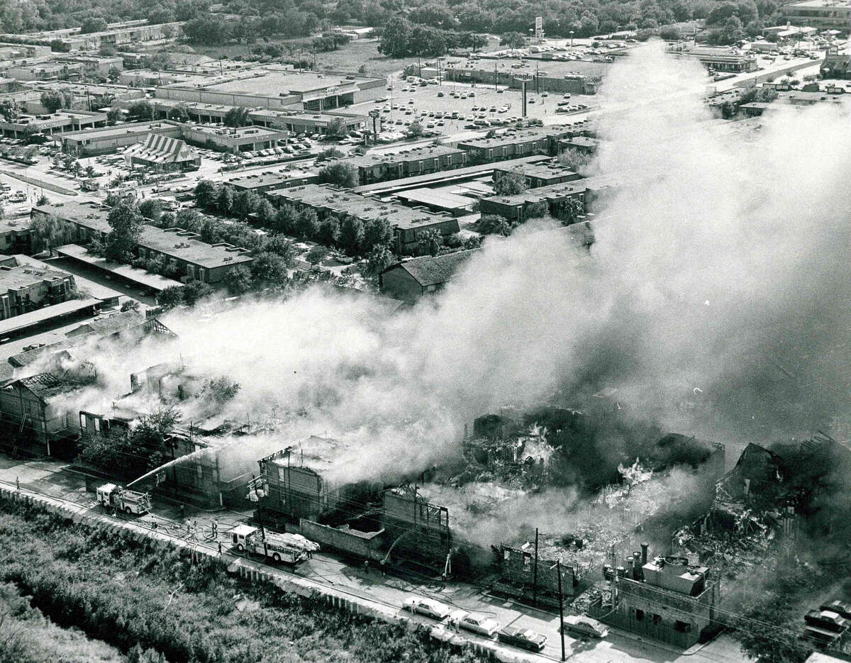 Haven for era's 'swingin' singles,' Woodway Square Apartments burned in