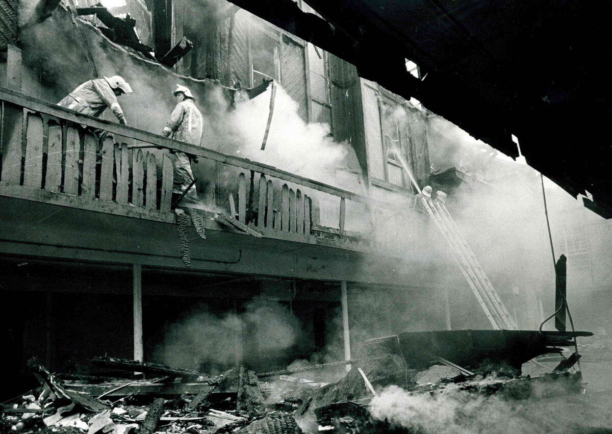 Haven for era's 'swingin' singles,' Woodway Square Apartments burned in