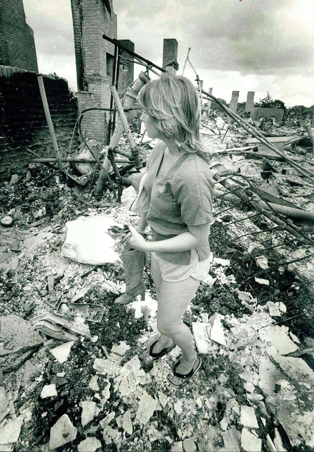 Haven for era's 'swingin' singles,' Woodway Square Apartments burned in