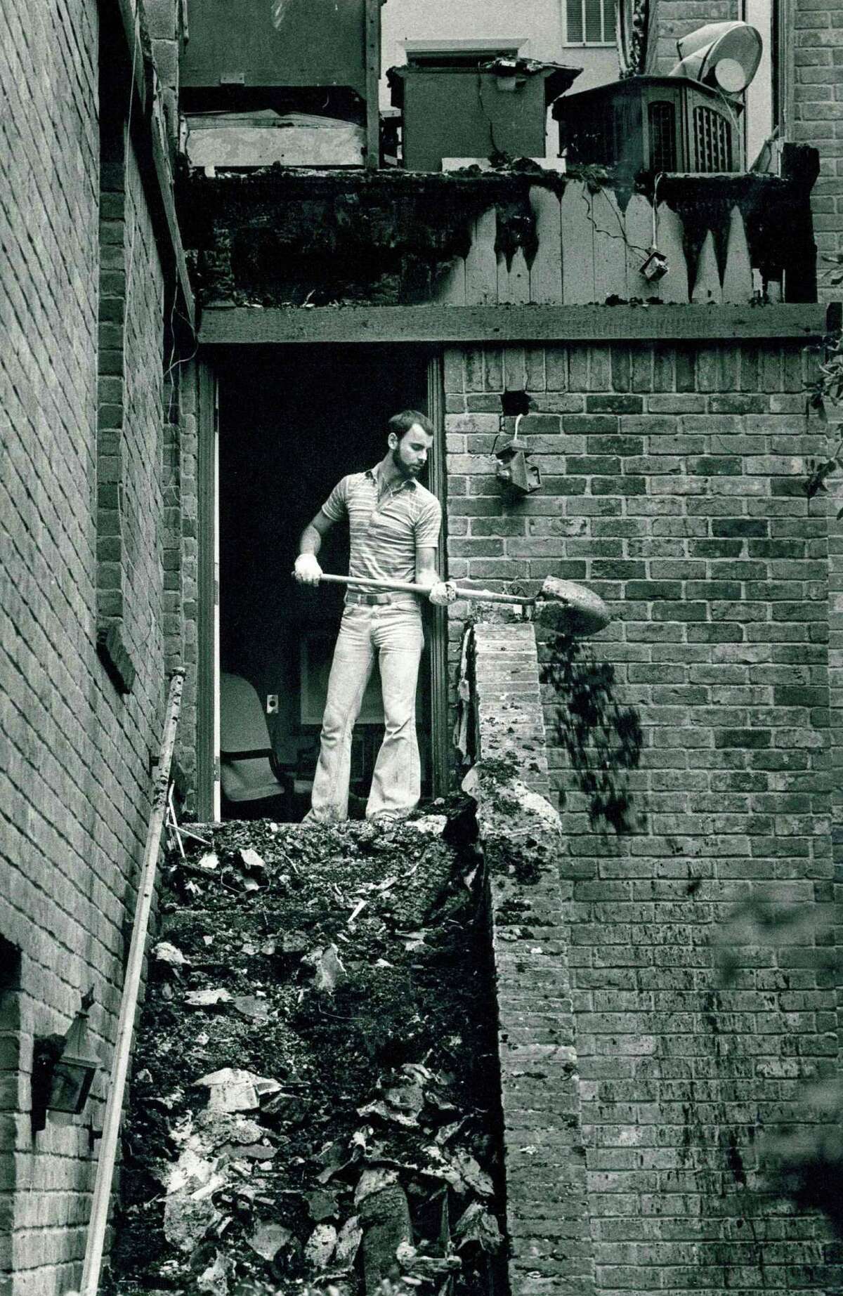 Haven for era's 'swingin' singles,' Woodway Square Apartments burned in