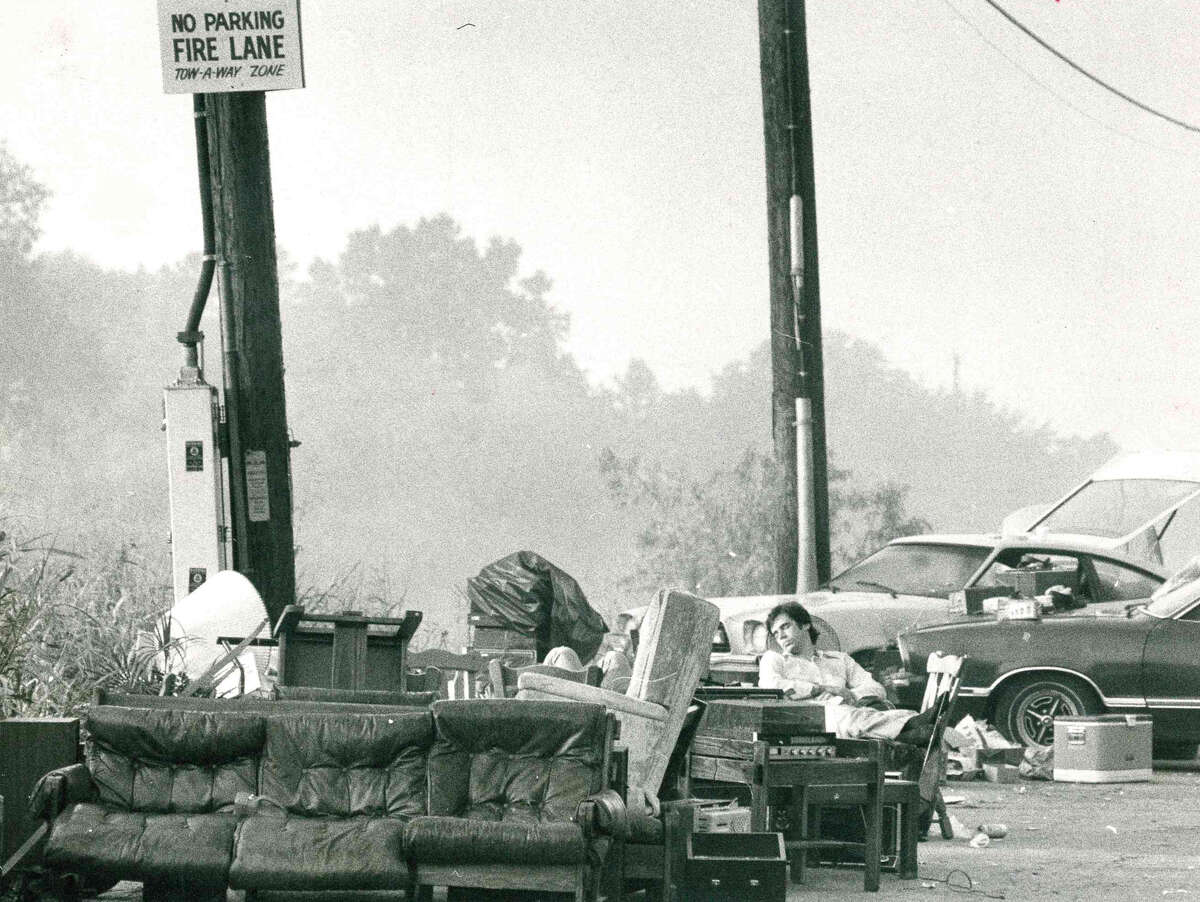 Haven for era's 'swingin' singles,' Woodway Square Apartments burned in