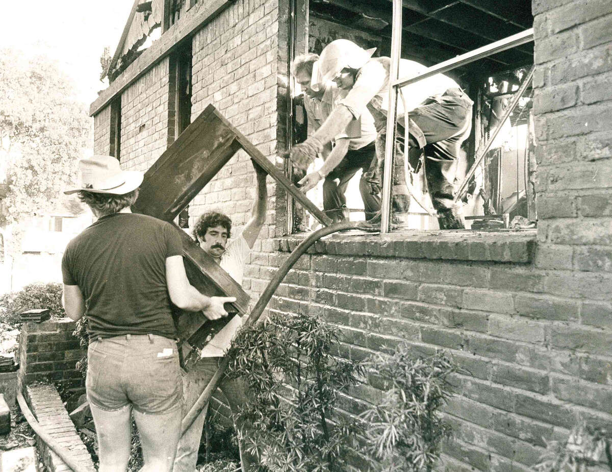 Haven for era's 'swingin' singles,' Woodway Square Apartments burned in