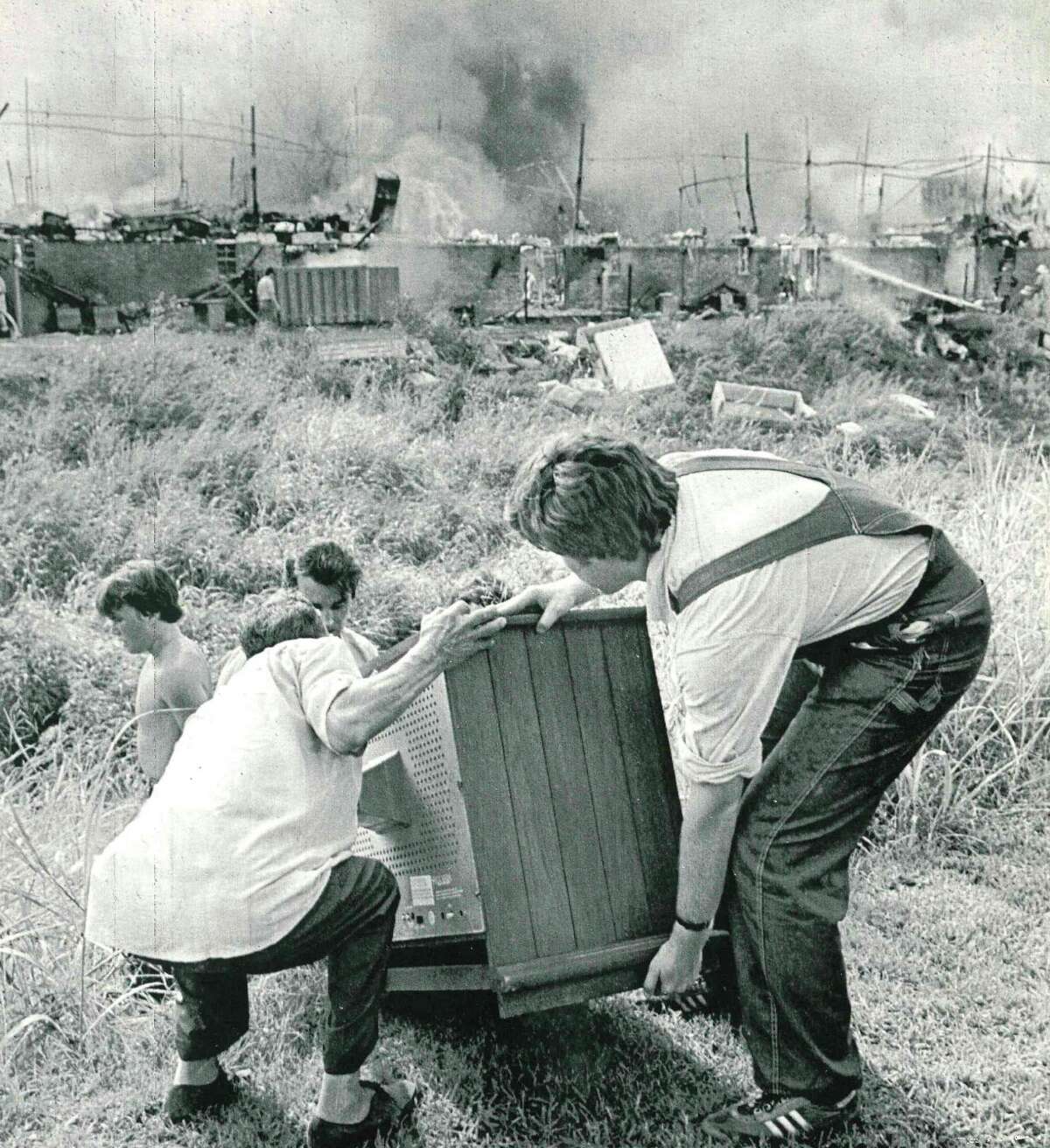 Haven for era's 'swingin' singles,' Woodway Square Apartments burned in