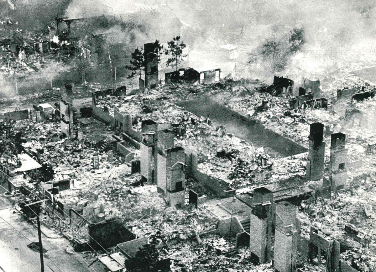 Haven for era's 'swingin' singles,' Woodway Square Apartments burned in