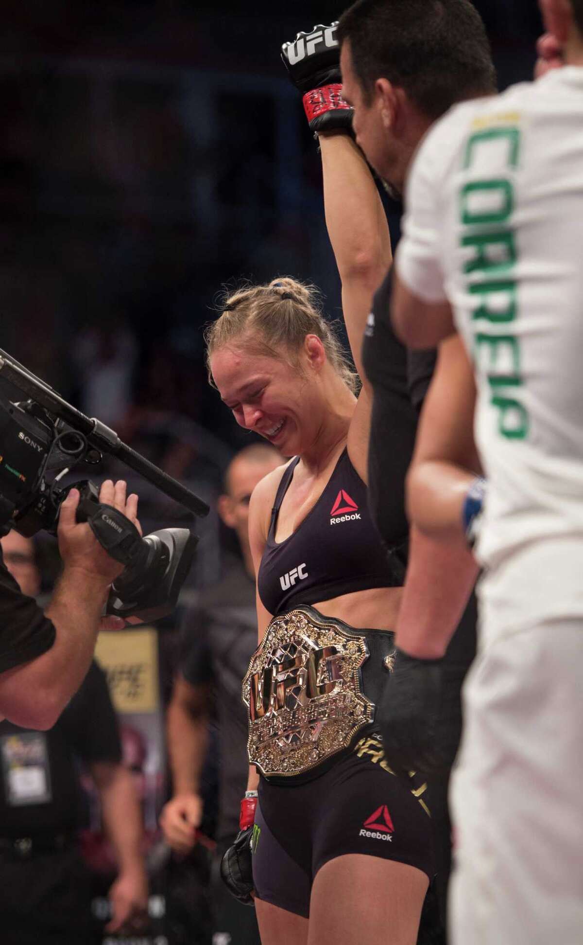 Floyd Mayweather responds to Ronda Rousey's diss exactly how you'd expect