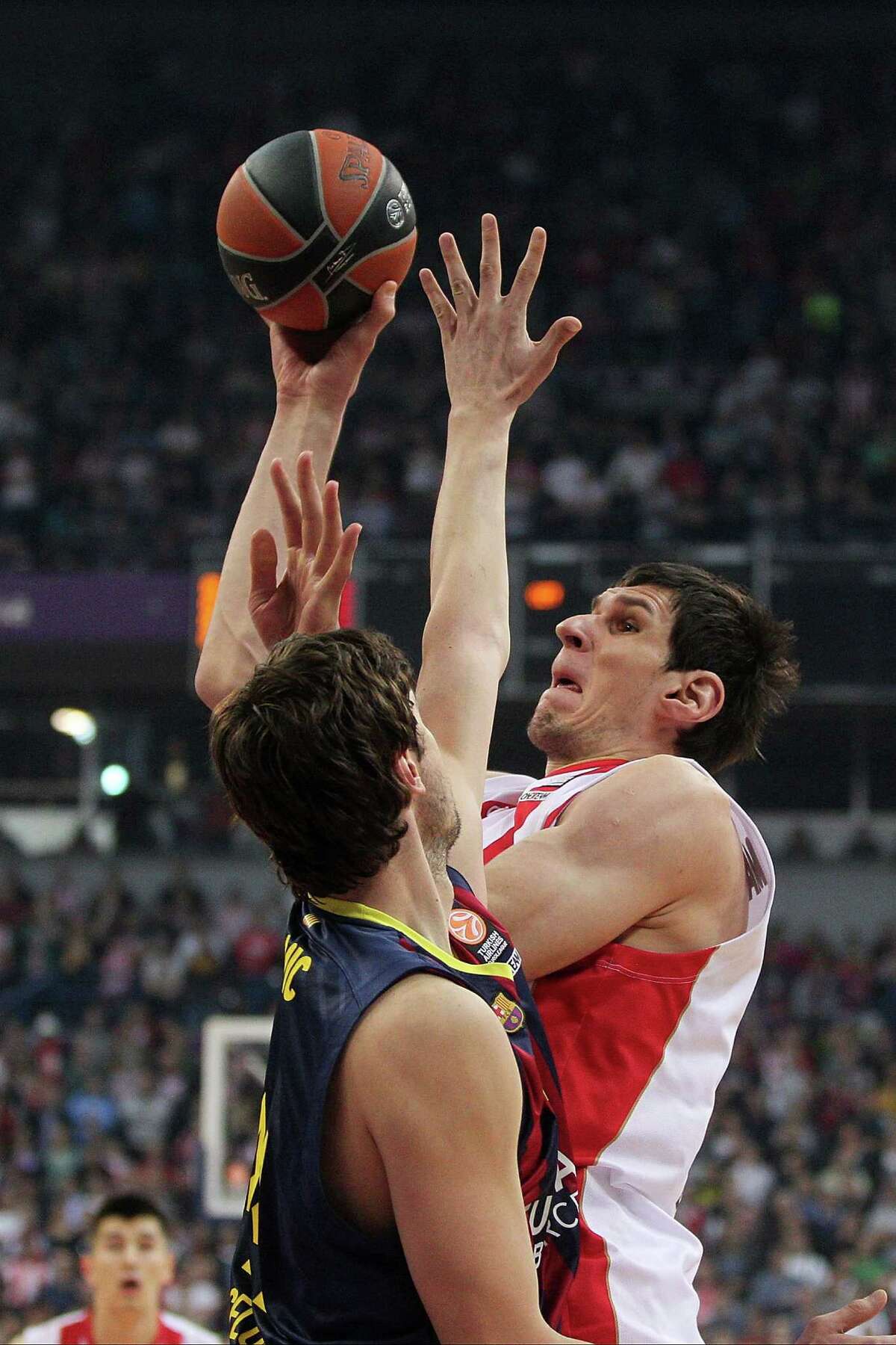 Spurs coach has to use giant oar to guard Boban Marjanovic