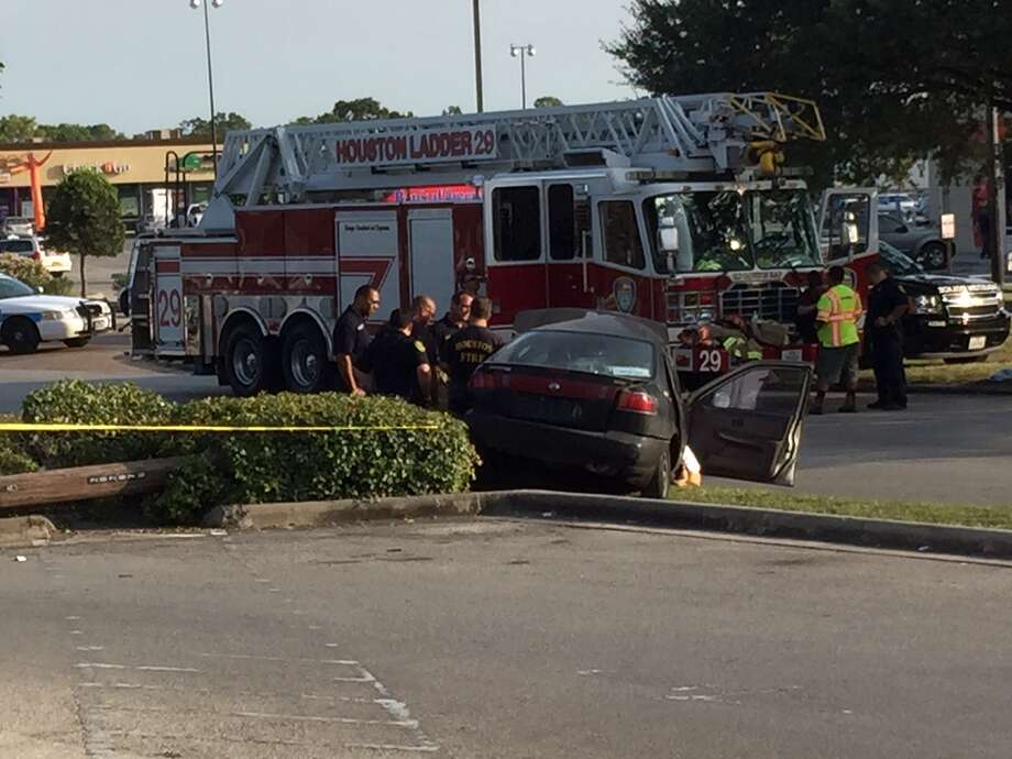 Victim Dies After Car Crashes Into Light Pole - Houston Chronicle