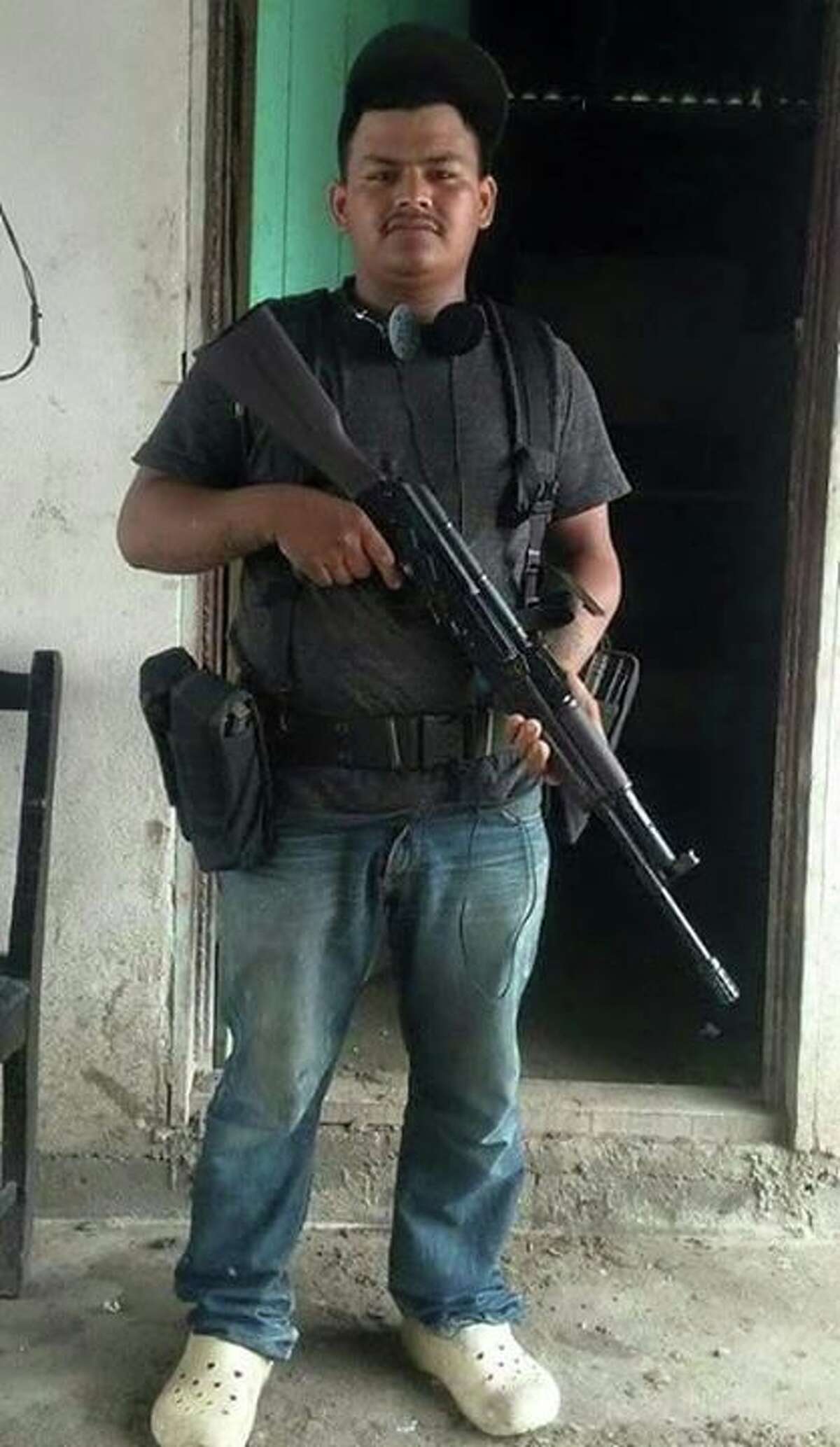 more-photos-of-gulf-cartel-members-posing-with-guns-leak-online