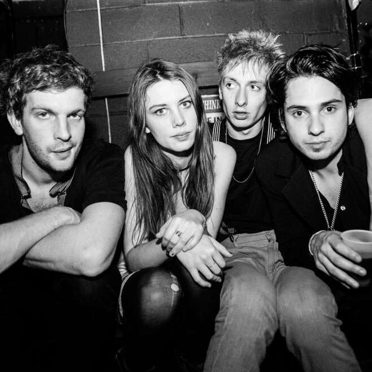 Alice слушать. Группа Wolf Alice. Wolf Alice 2021. Wolf Alice Silk. Логотип исполнителя Wolf Alice.