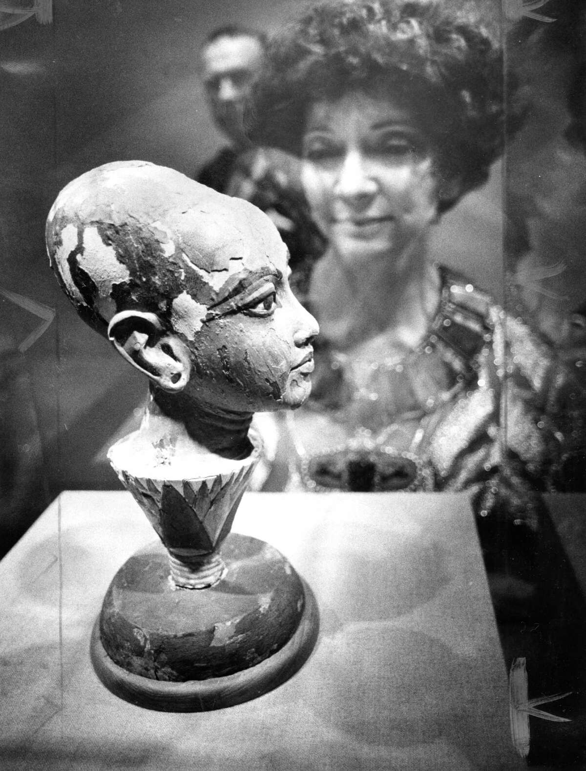 The King Tut exhibit at the De Young museum King Tutankhamun, King Tutankhamen, Tut patron admires a sculpture Dodie Rosekrans Photo ran 06/1/1979, p. 25