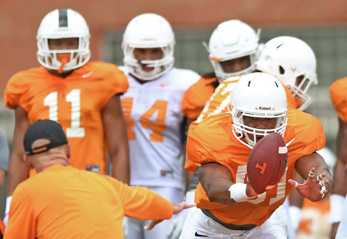 Tennessee linebacker Kenny Bynum, right, runs through drills as linebackers Austin Smith (11) and Jakob Johnson (44) watch during NCAA college football practice Friday, Aug. 7, 2015, in Knoxville, Tenn. (Adam Lau/Knoxville News Sentinel via AP)