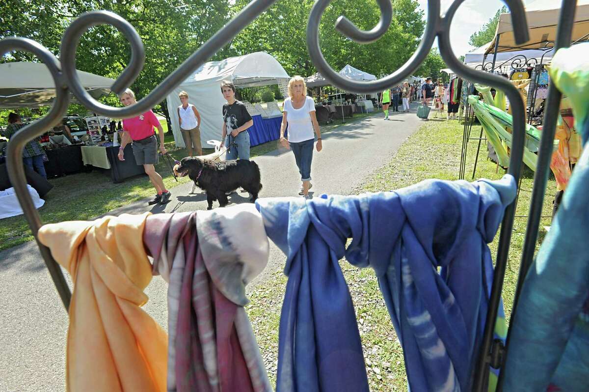 Round Lake celebrates arts, crafts and books