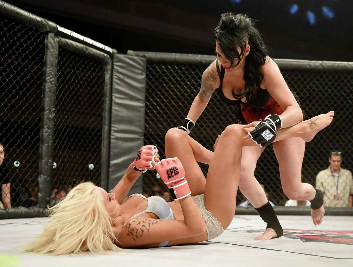 Girls fighting. Линджери файтинг Хлоя Камерон. Пуси файт. Хлоя Кэмерон MMA. Lingerie Fighting Championships бойцы.