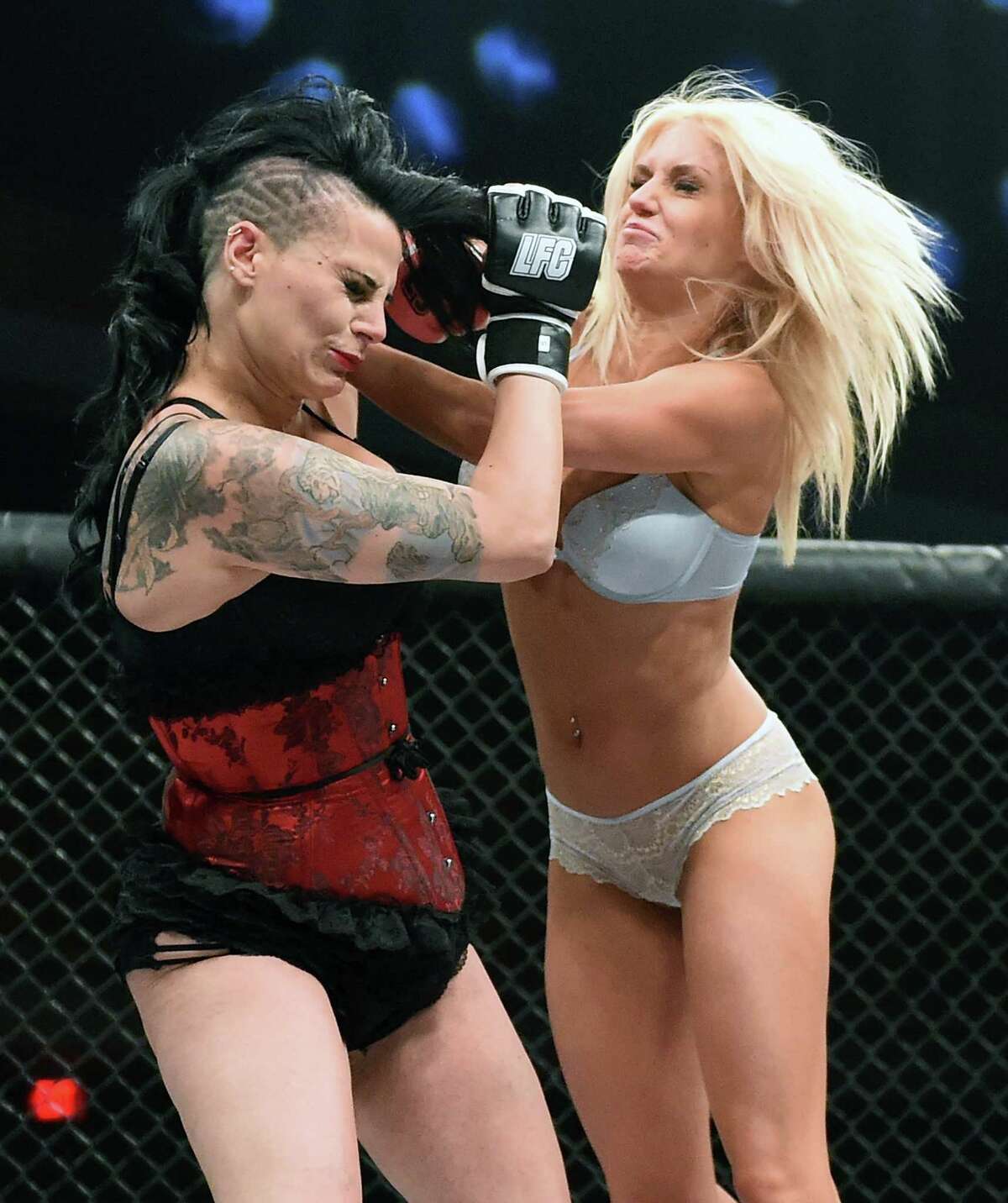 Female Mma Fighter My 12 Pound Breasts Are Making It Hard To Agree On Fighting Weights 3058