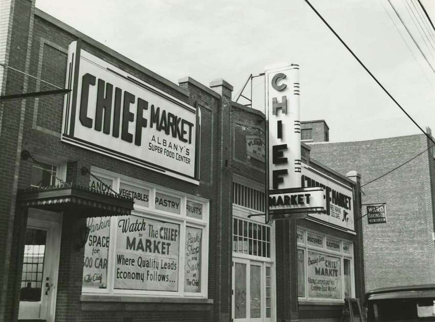 Continuez à cliquer pour voir plus de photos de vitrines historiques à Albany. Chef du marché alimentaire au 488, avenue Central à Albany. Prise le 14 octobre 1937. (Times Union Archive