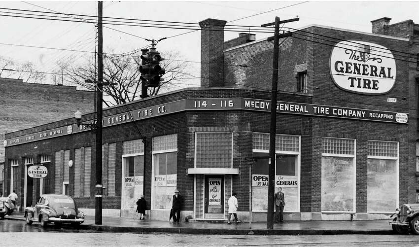 McCoy General Tire Company au 114-116 Central Ave., Albany. Prise le 27 avril 1946. (Times Union Archive)