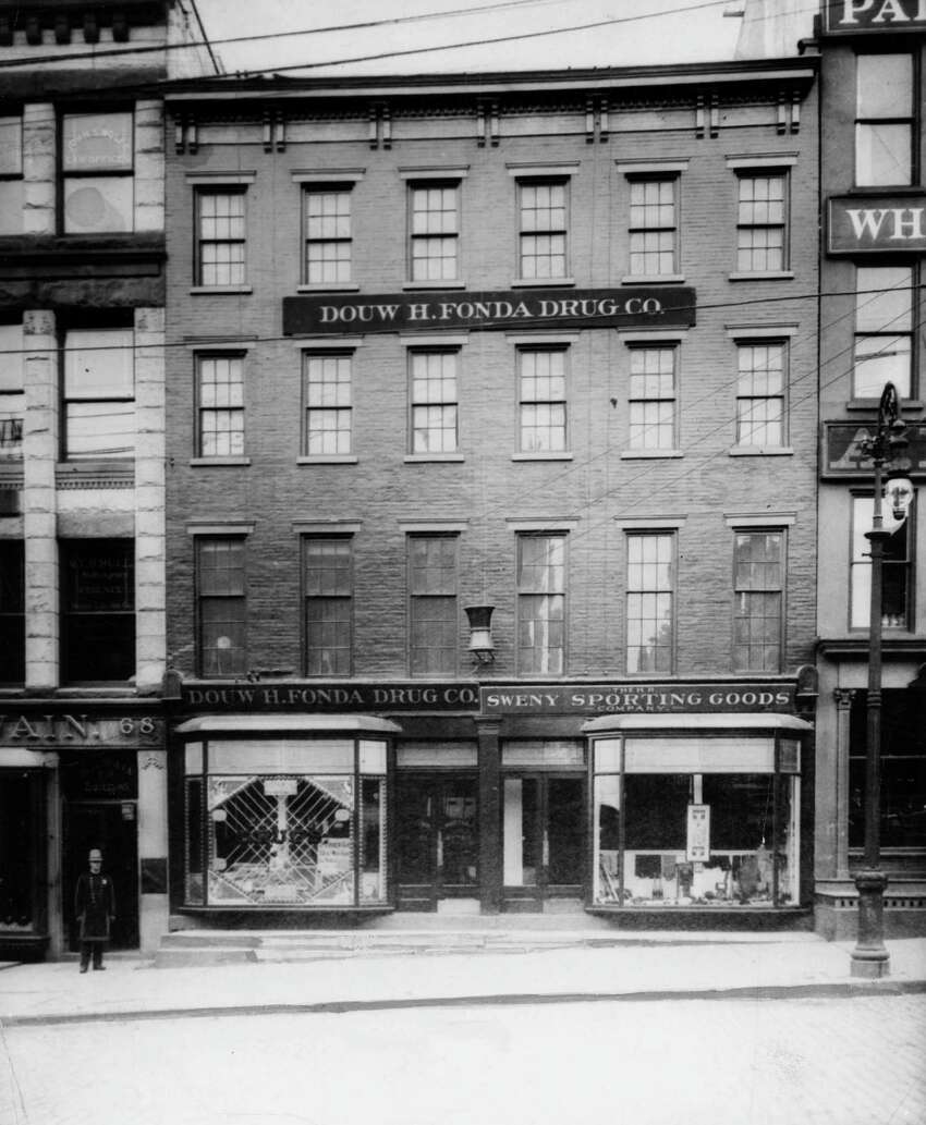 Douw H.Fonda Drug Co.et The H.R.Sweny Sporting Goods Company au 80 State Street. Prise le 28 juin 1937. (Times Union Archive)
