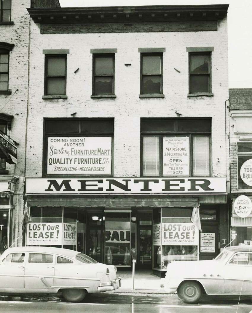Magasin de vêtements Menter. Situé au 63-65 South Pearl Street. Prise le 13 février 1954, à Albany, N.Y. (Times Union Archive)