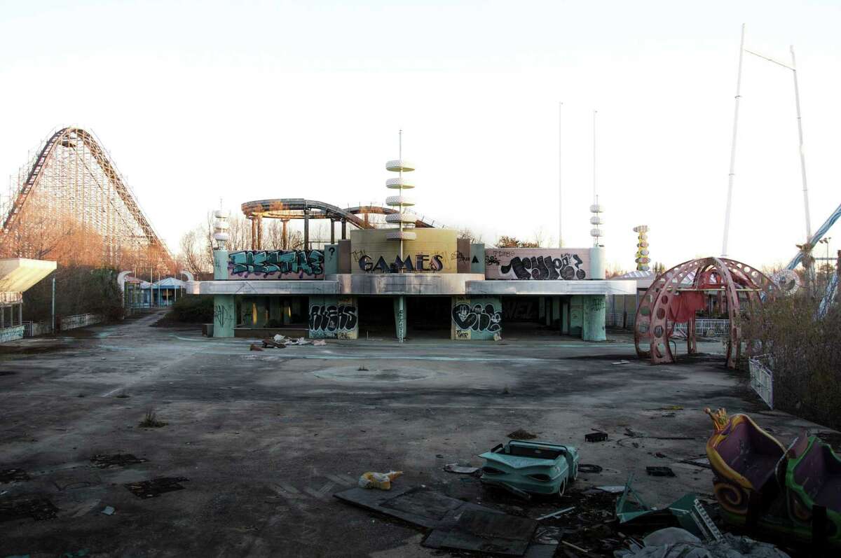 Photos Show Desolate, Abandoned Six Flags New Orleans 10 Years After ...