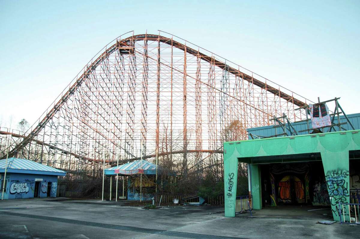 Photos show desolate, abandoned Six Flags New Orleans 10 years after ...