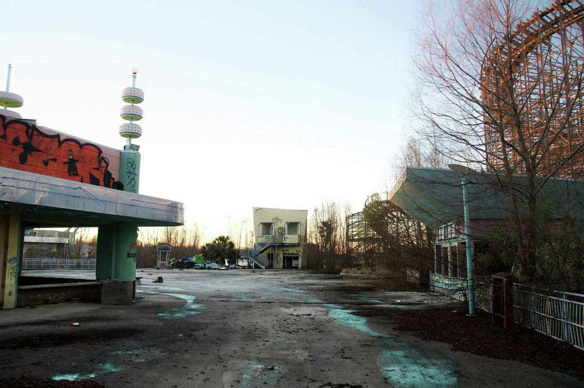 Photos Show Desolate, Abandoned Six Flags New Orleans 10 Years After ...