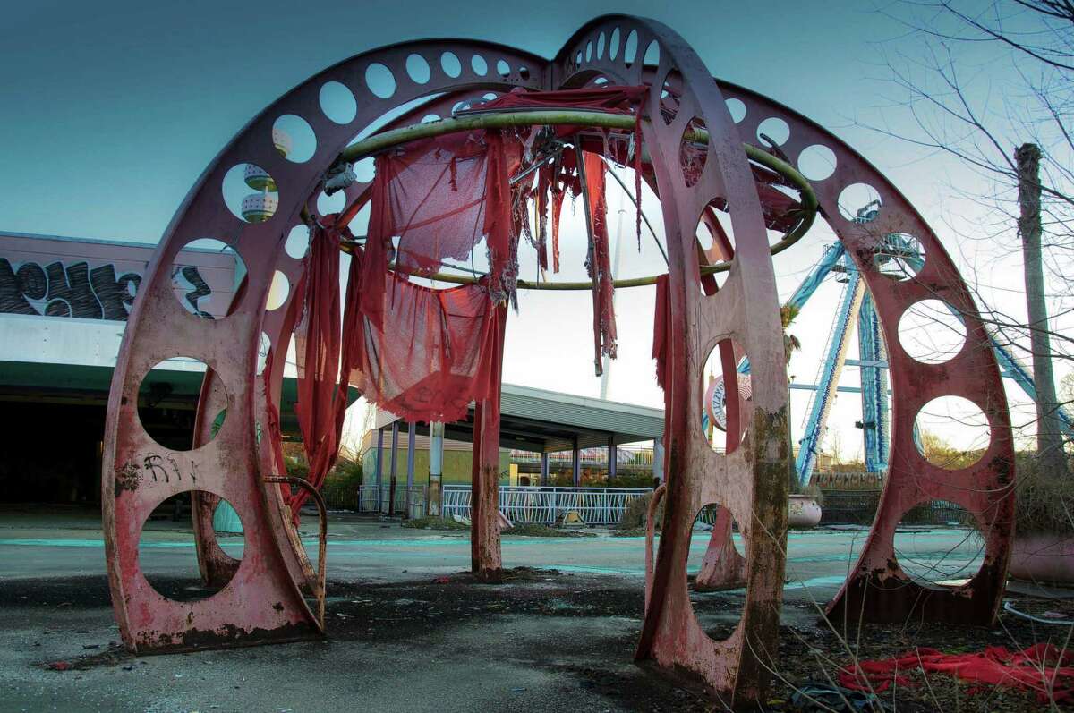 Photos show desolate, abandoned Six Flags New Orleans 10 years after