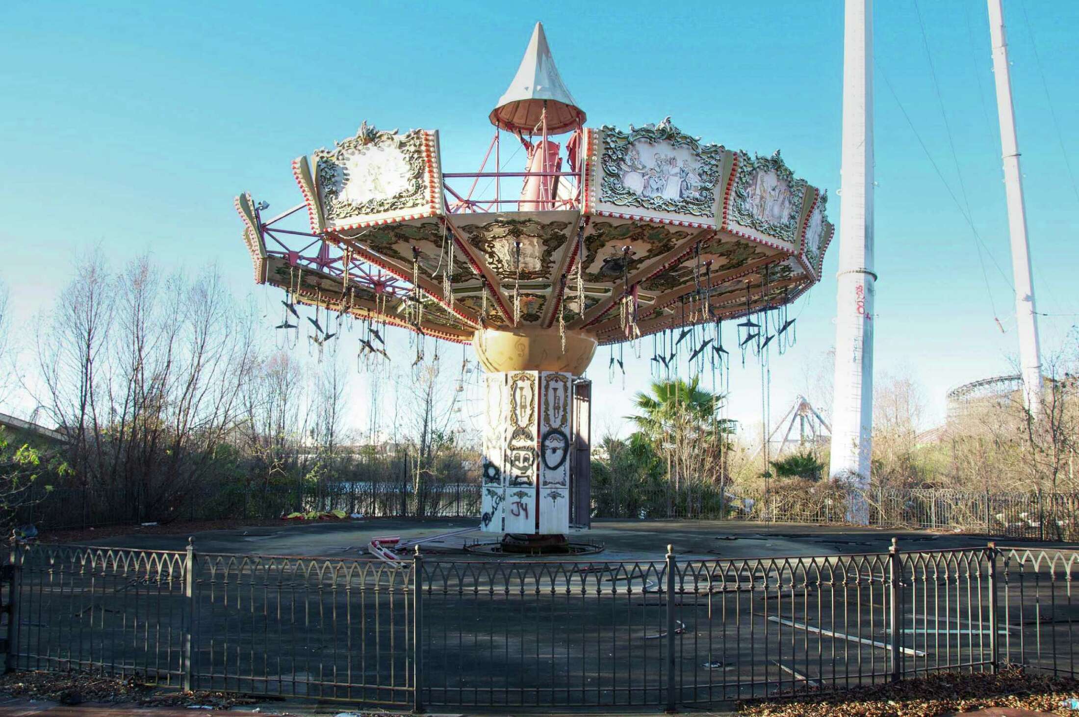 Photos Show Desolate, Abandoned Six Flags New Orleans 10 Years After ...