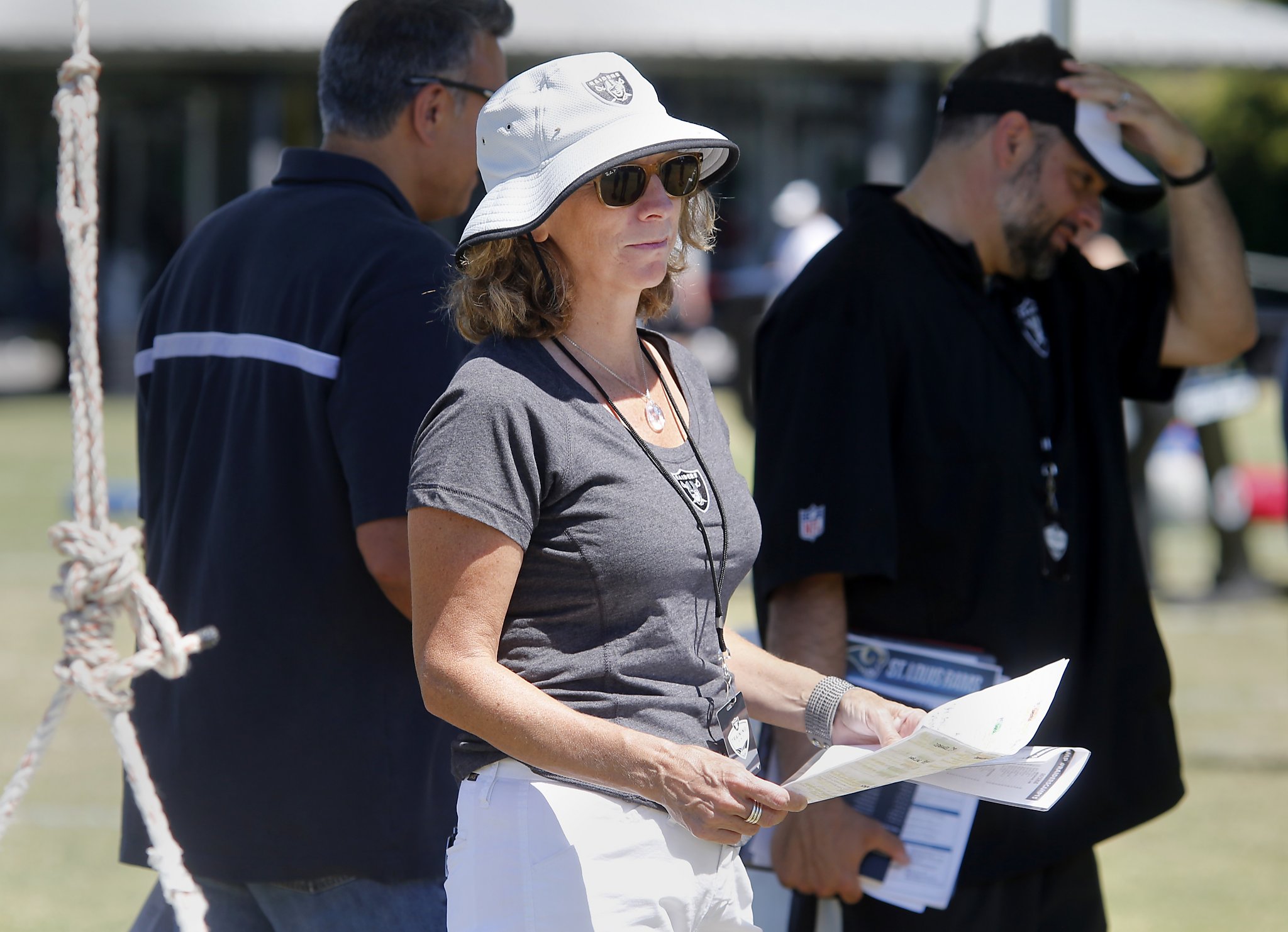 Cleveland Browns fans react to female NFL announcer Beth Mowins, she's  actually been broadcasting games for 25 years