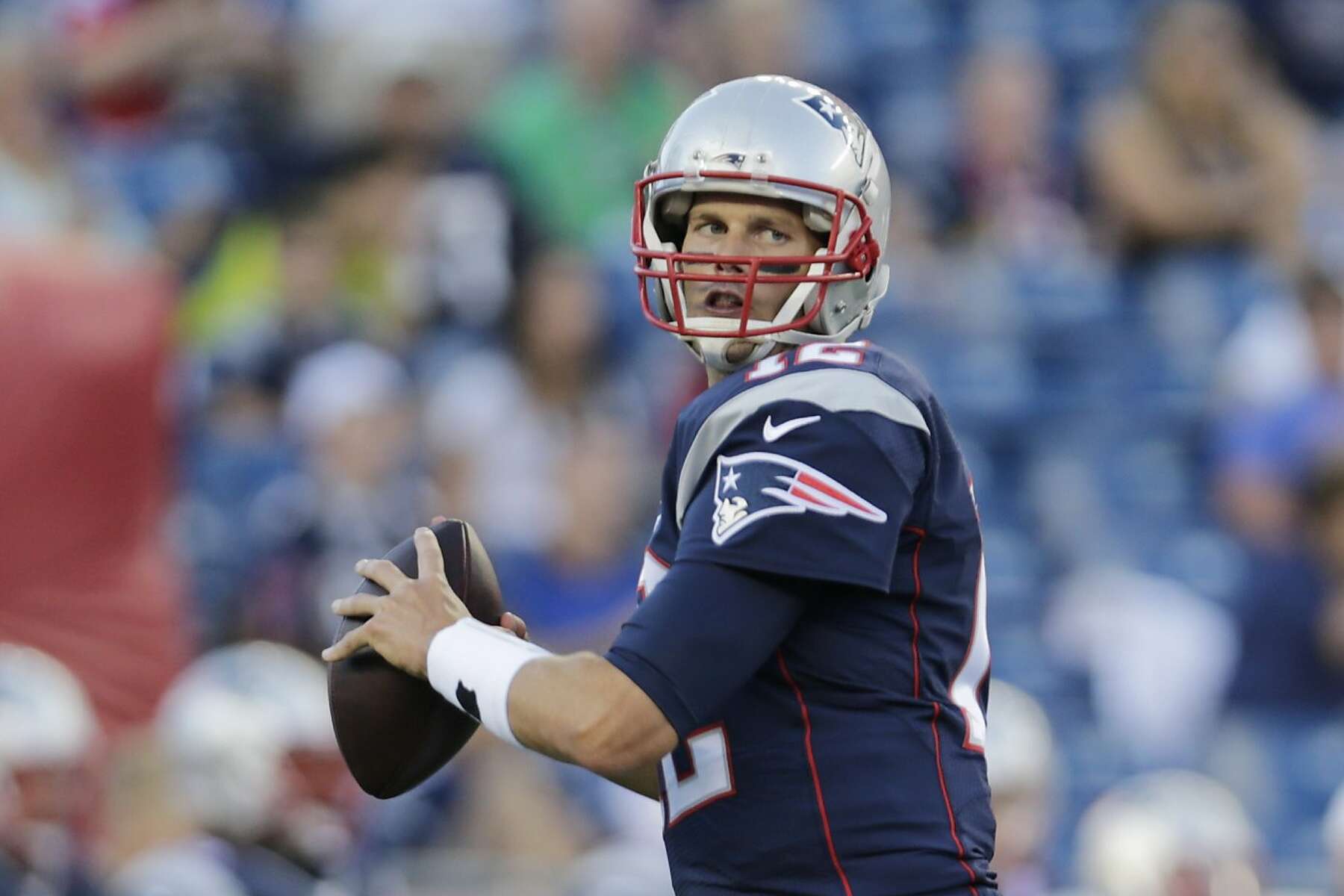 Tom Brady makes brief show in Patriots' 22-11 loss to Packers